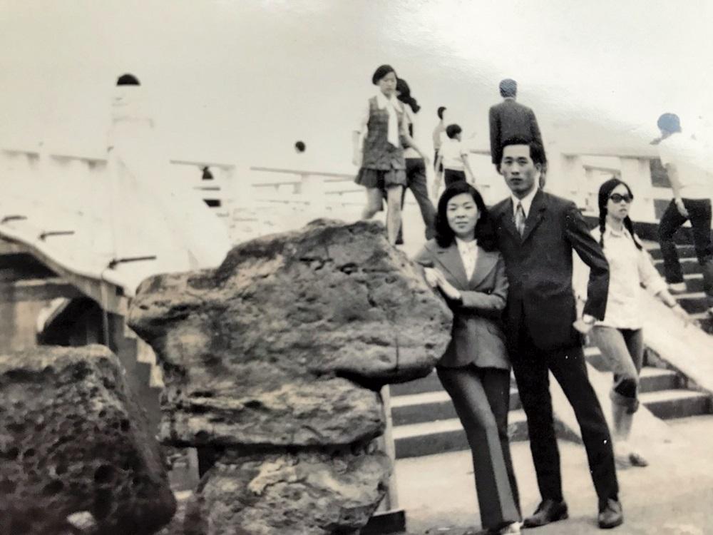 原從事警察工作的方顯裕（右），經友人介紹，與羽毛世家千金李雲霓（左）相識相戀。（山頂鳥提供）