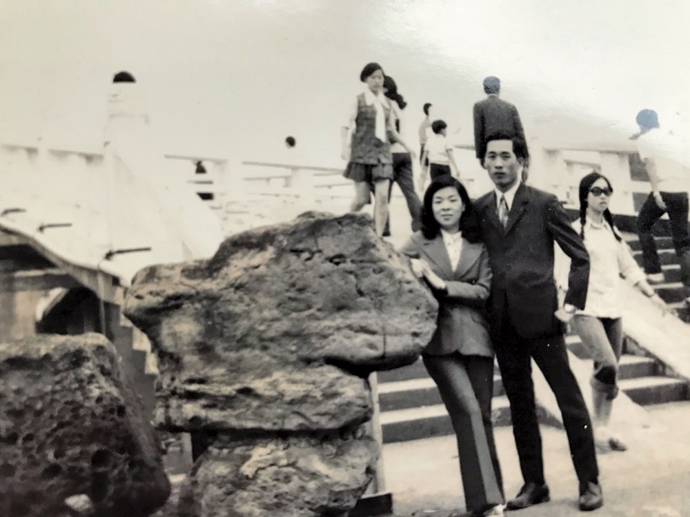 原從事警察工作的方顯裕（右），經友人介紹，與羽毛世家千金李雲霓（左）相識相戀。（山頂鳥提供）