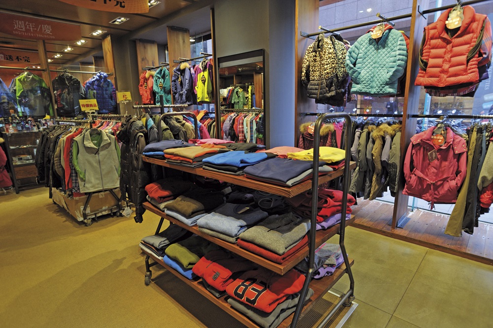 山頂鳥北市信義旗艦店門市，擁有數百款羽絨衣，產品種類多元。