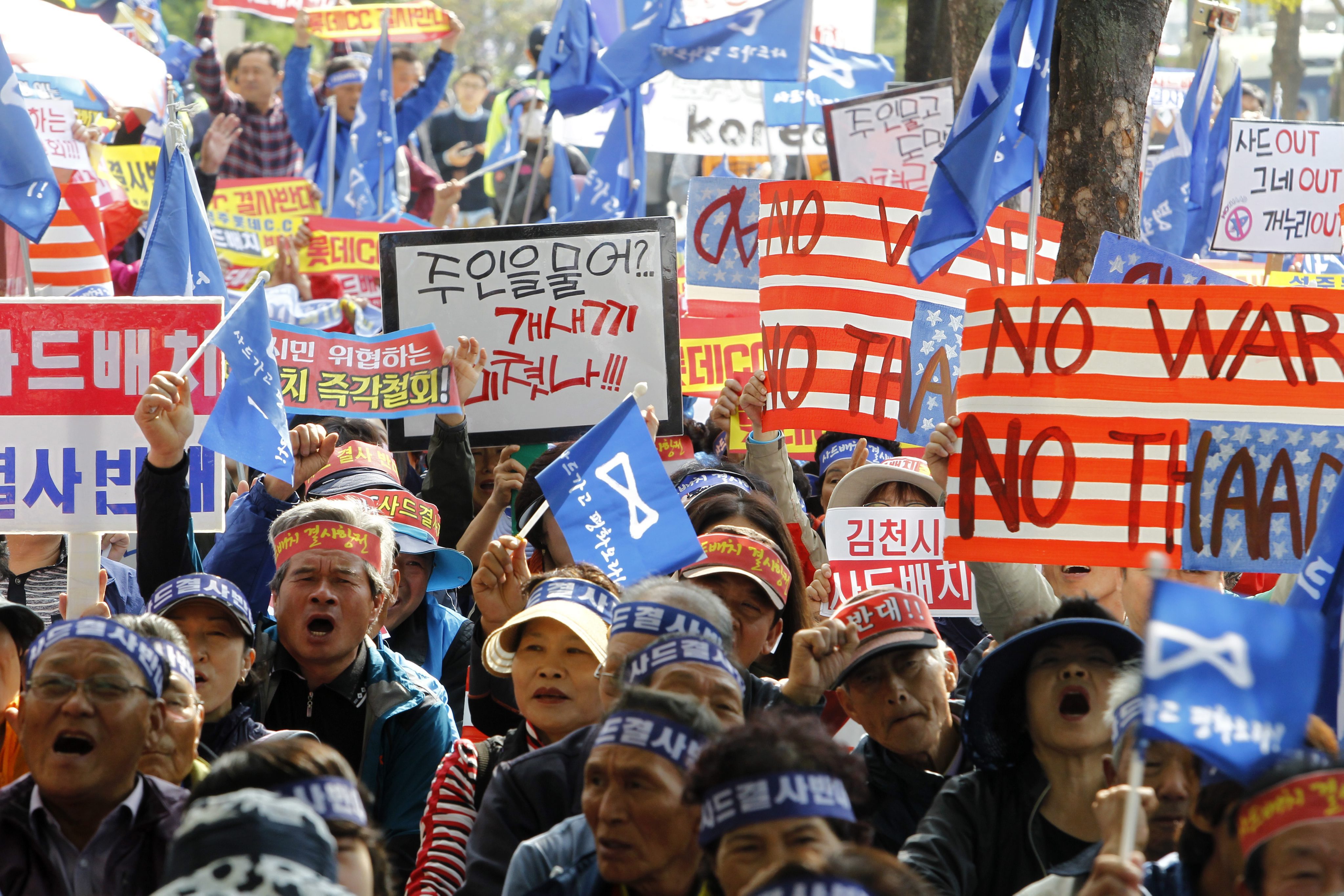 圖為南韓星州郡的居民2016年10月間在首爾抗議，星州郡是薩德飛彈防禦系統預定部署地點。（東方IC）