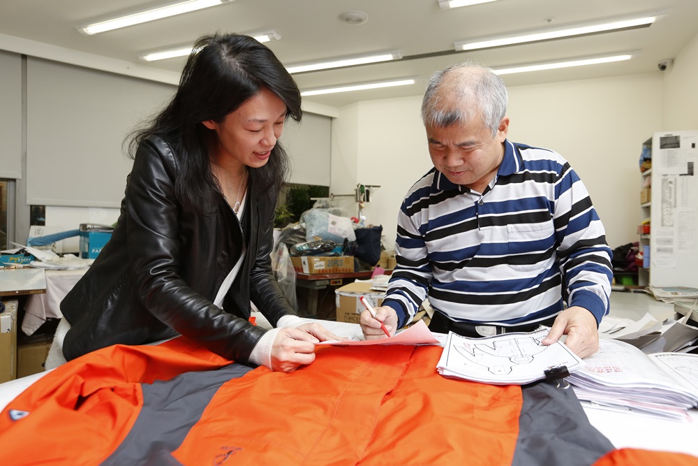 第二代方寶惠(左)畢業於美國帕森設計學校，負責產品設計與採購事務。