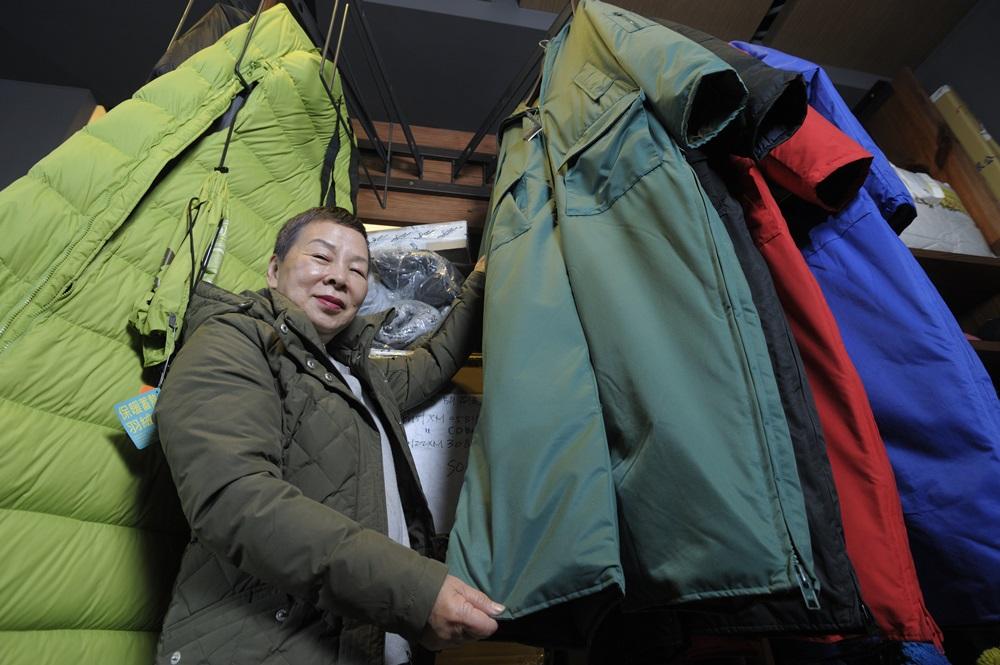 山頂鳥創辦人李雲霓自詡為禦寒專家，一款猩猩裝可耐零下40度低溫，獲麥當勞冷凍庫員工大量團購。