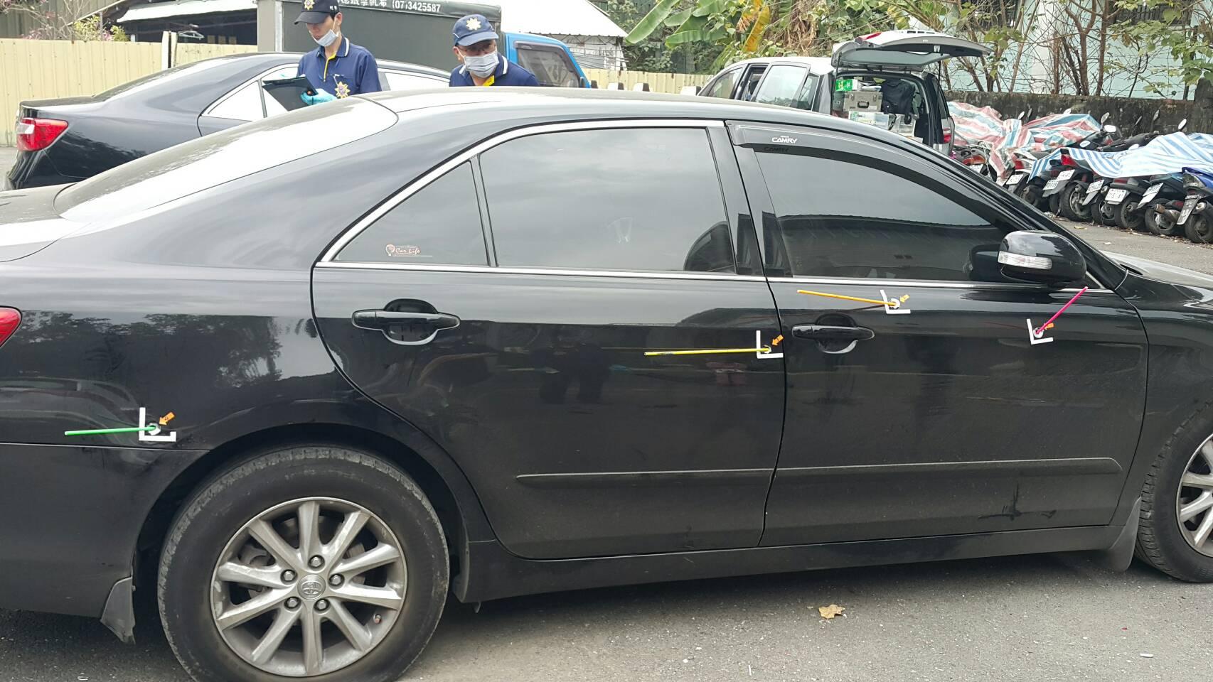 查毒遭撞，警方連開8槍，嫌犯車輛彈痕累累。