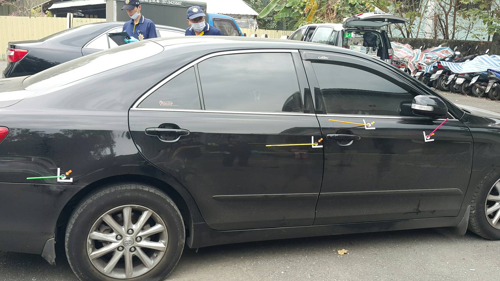 查毒遭撞，警方連開8槍，嫌犯車輛彈痕累累。