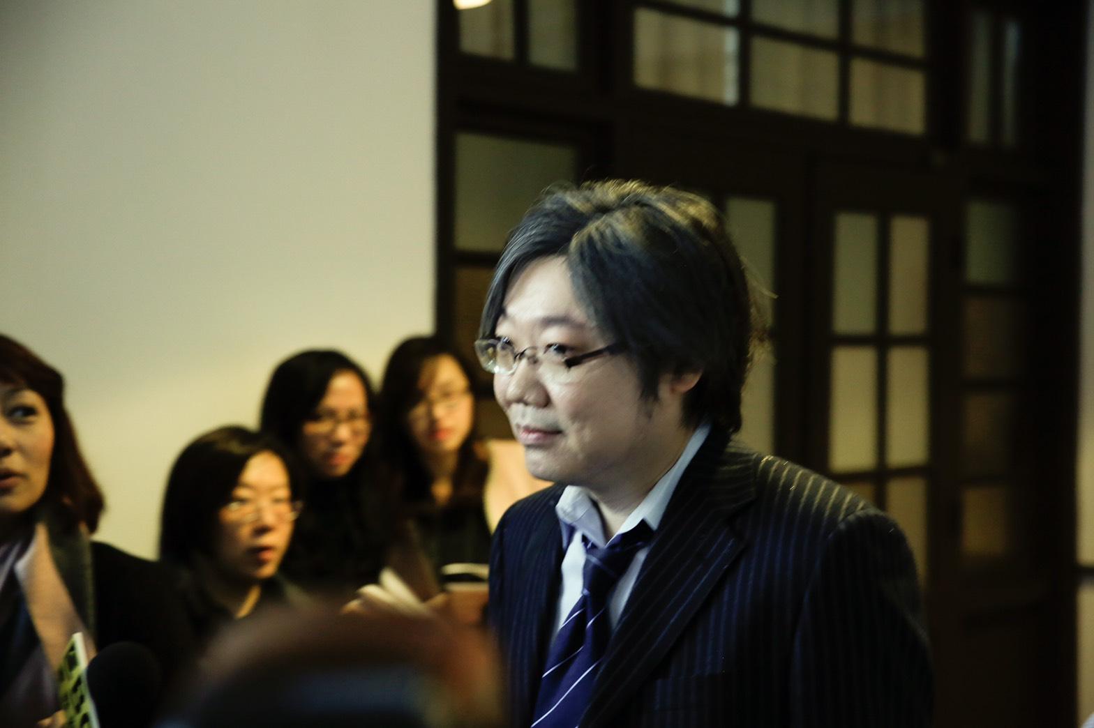 蔡英文總統姪子蔡元仕檢察官獲推薦參加司改國是會議，他質疑在Line群組先討論議題會引發黑箱質疑，今開會時他較晚到未受訪。