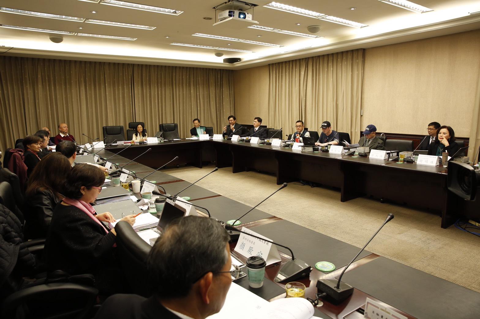 司改國是會議今在總統府進行第三場分組討論會議，為因應黑箱批判，委員Line群組對話已公布，提及轉型正義等對話。
