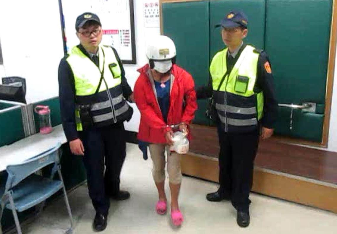 醉女在路邊跳鋼管舞，讓警方不費吹灰之力捕獲野生通緝犯。