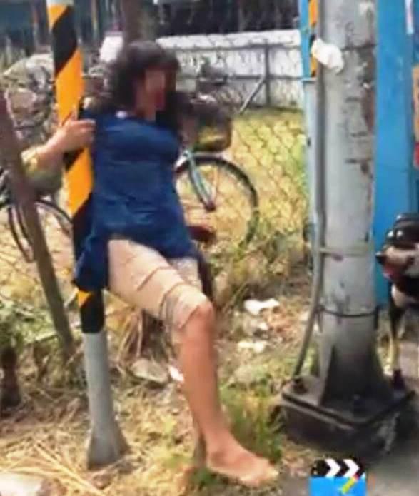 醉女在路邊抓著反光鏡失態地大跳鋼管舞。