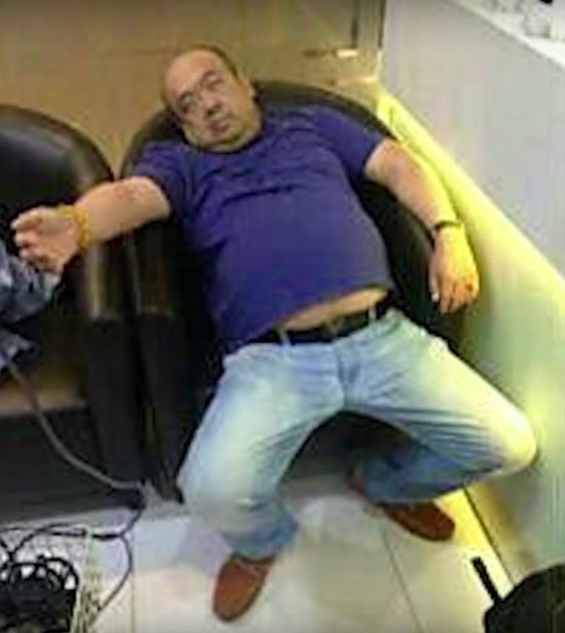 圖為中毒後的金正男痛苦癱倒在吉隆坡機場的沙發上，圖翻攝自新加坡海峽時報。