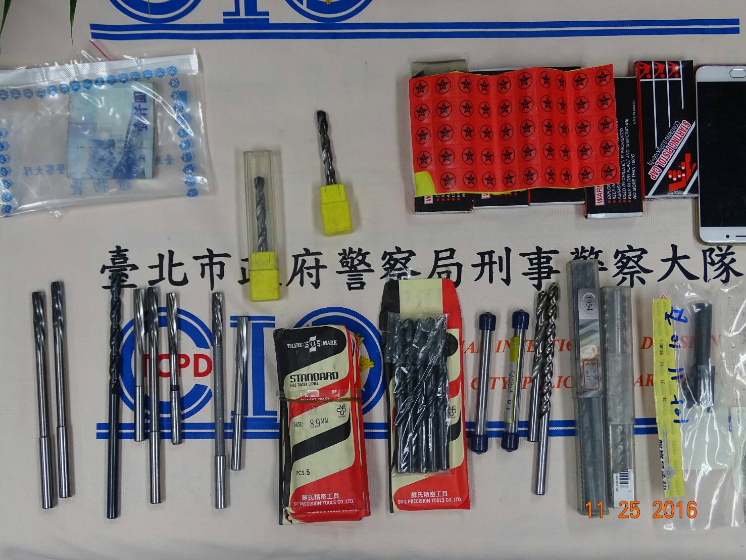 警方前往程嫌位於桃園的住處抓人，發現房內擺著改造槍枝用的車床工具，而他更達和這些器具「共枕而眠」的程度。