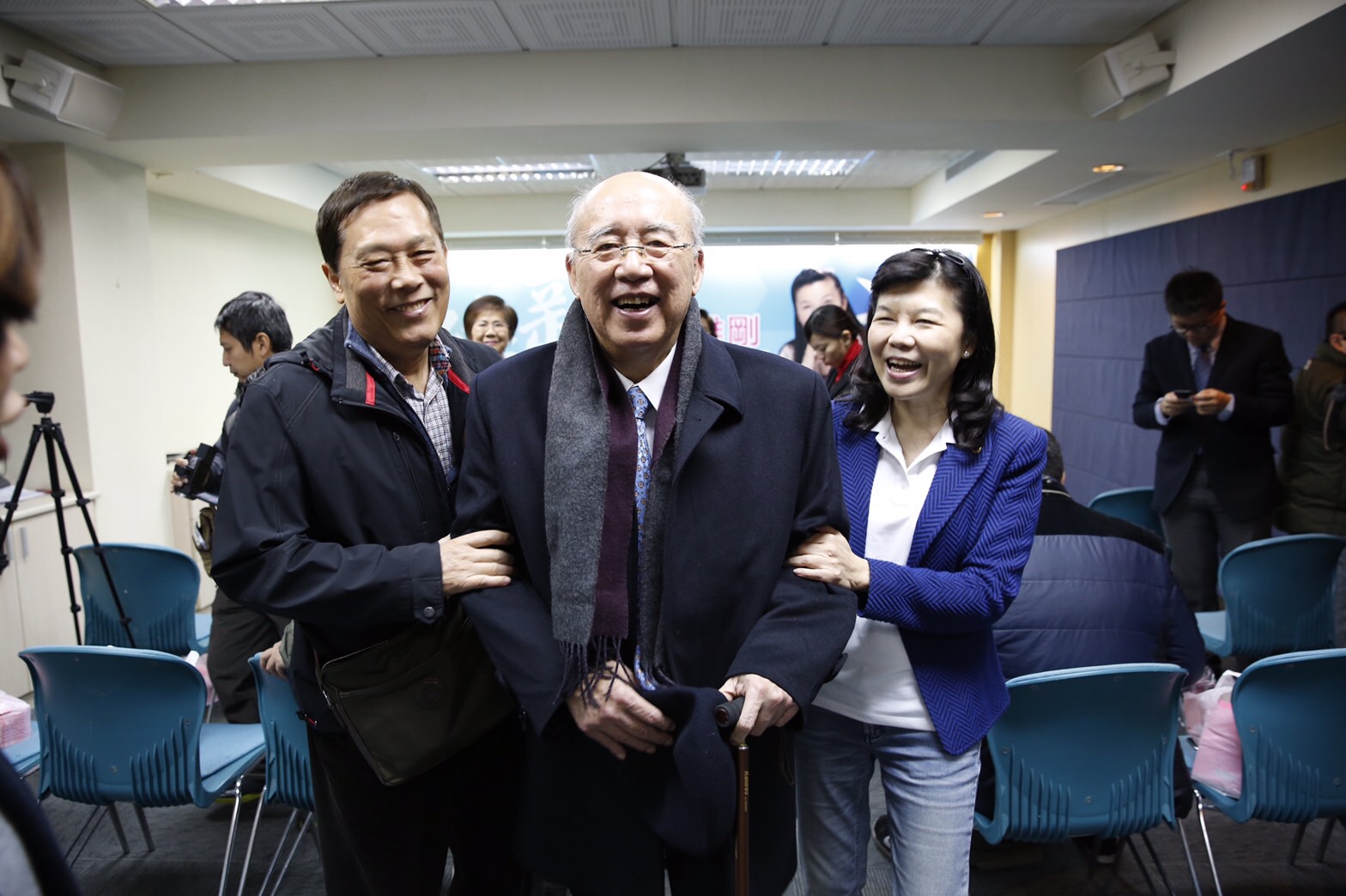 前國民黨主席吳伯雄趁會後到場替潘維剛打氣。