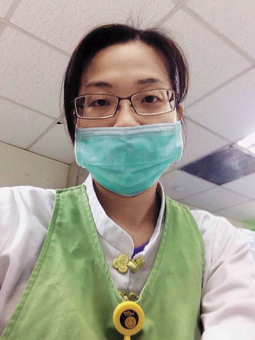 臨床護理工作常讓蔡佾姿忙到連喝水的時間都沒有，眼皮都快撐不開。（蔡佾姿提供）