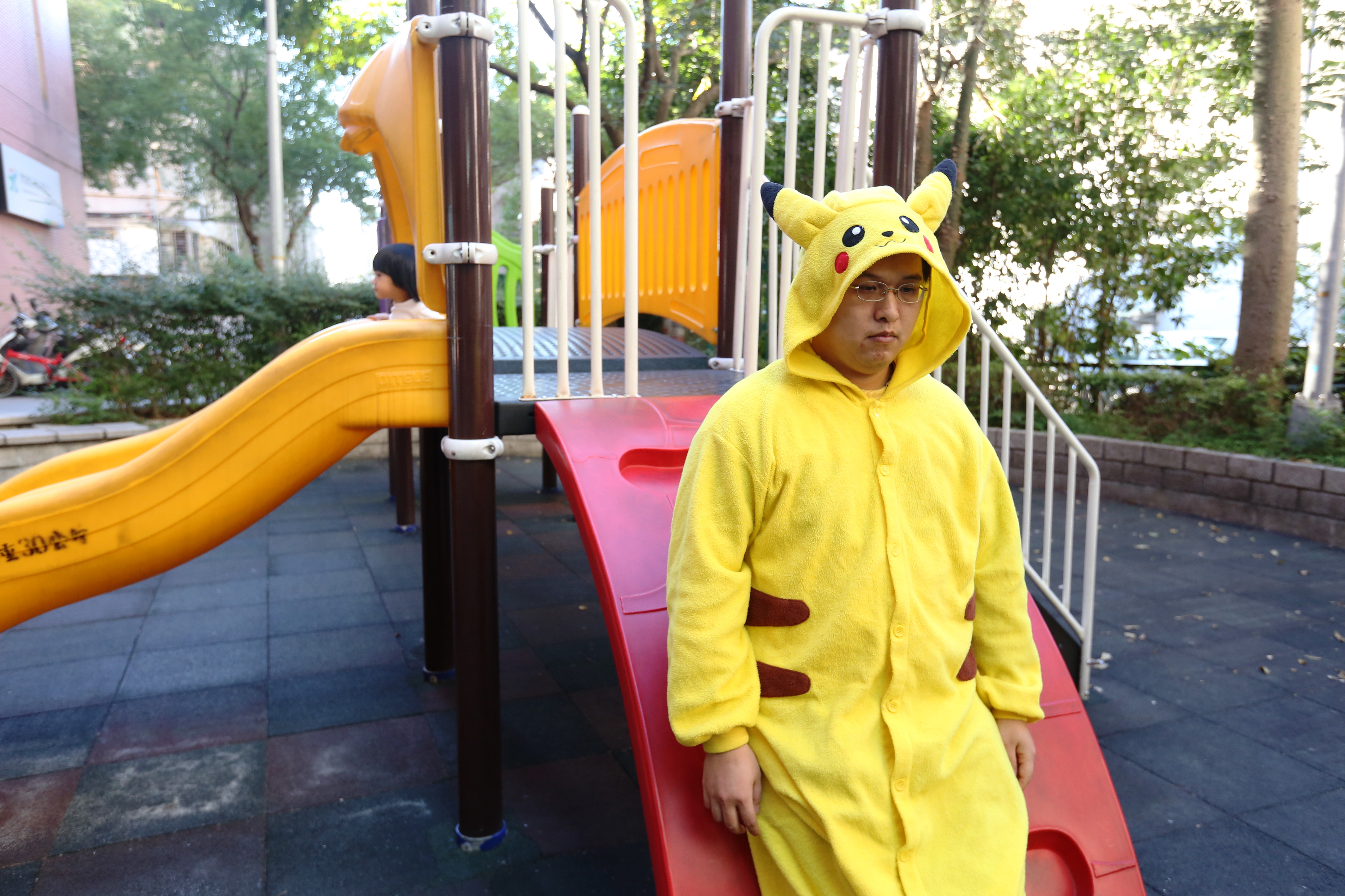 施男換上皮卡丘的裝扮，卻也失去當時的自信和快樂。