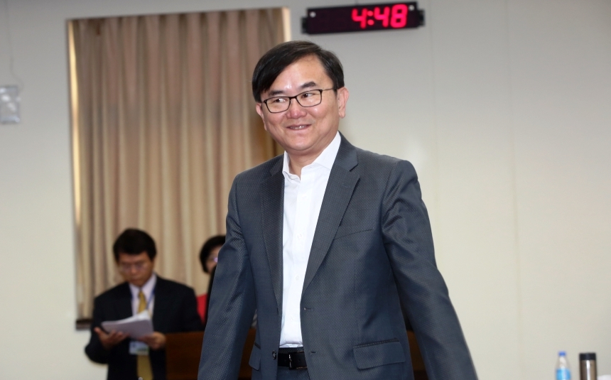 立委劉櫂豪針對檢察官的定位問題，對邱太三進行質詢。