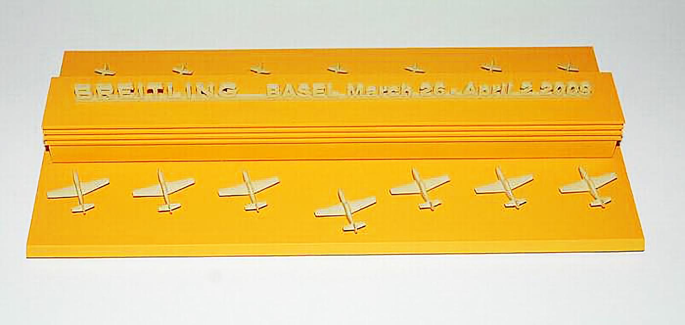 一樣是BREITLING黃的小飾品，跟品牌的飛行精神也有直接的連結，然後宅編還記得它重得可以當紙鎮了。
