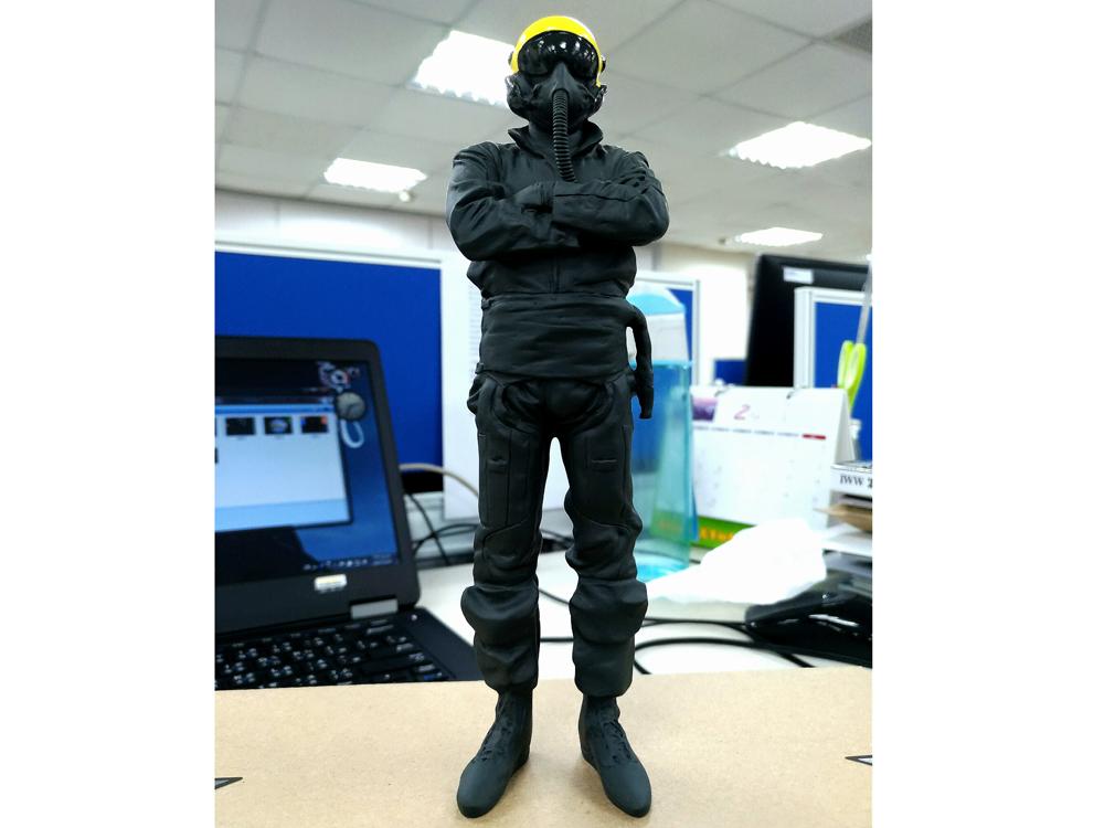 原來今年是你啊…(表示裝熟)！謎底揭曉，是一具BREITLING Jet Team飛行員的21公分公仔！