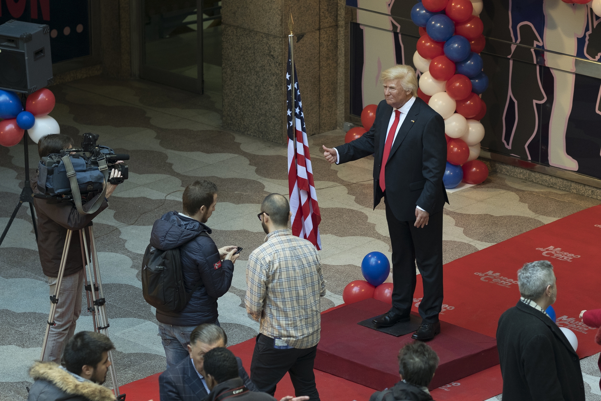 美國總統川普上任後，簽屬了7個中東與非洲國家入境美國禁令，引起影視界一片反彈抗議。圖為川普蠟像展示在紅地毯上。（東方IC）