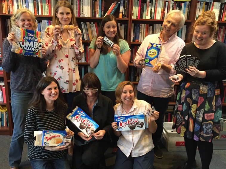 馬克（右二）和他的店員都愛書，也愛開開玩笑。他對紙本書和實體書店的未來感到樂觀，認為人還是需要一個可以面對面、實際接觸的場域。（瑞丁思書店提供）