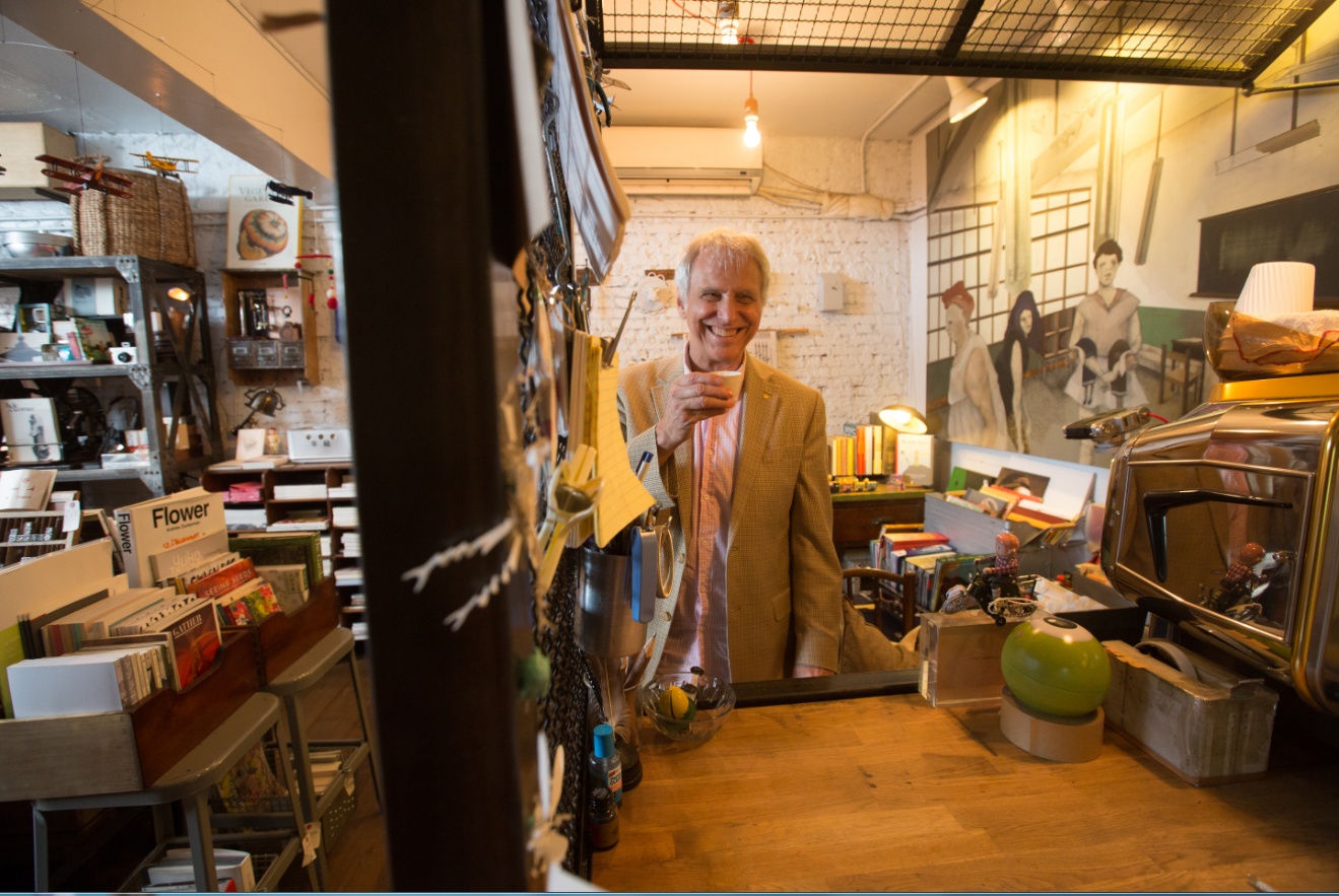 馬克致力於推廣澳洲書寫與文化，對社區更有著無比的熱忱。他設立的瑞丁思基金會2009年以來累計已捐出約新台幣2160萬元。