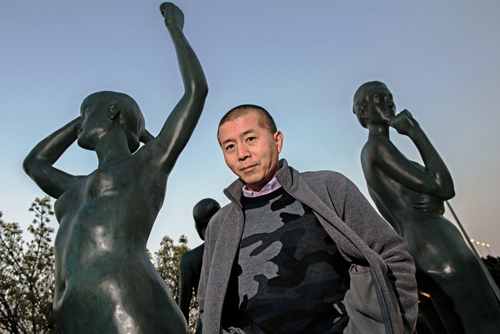 我們帶畢飛宇去華山特區拍照，他看見一尊雕像的臉頰上有白色的鳥屎，下意識伸出手來，溫柔地摳了乾淨。