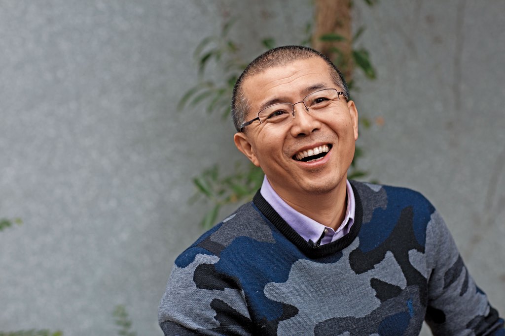 畢飛宇長相體面，在鏡頭前早已習慣了如何被欣賞，還主動問我們：「要不要狠一點？」說完又笑場，魚尾紋一跑出來，狠勁就漏了氣。