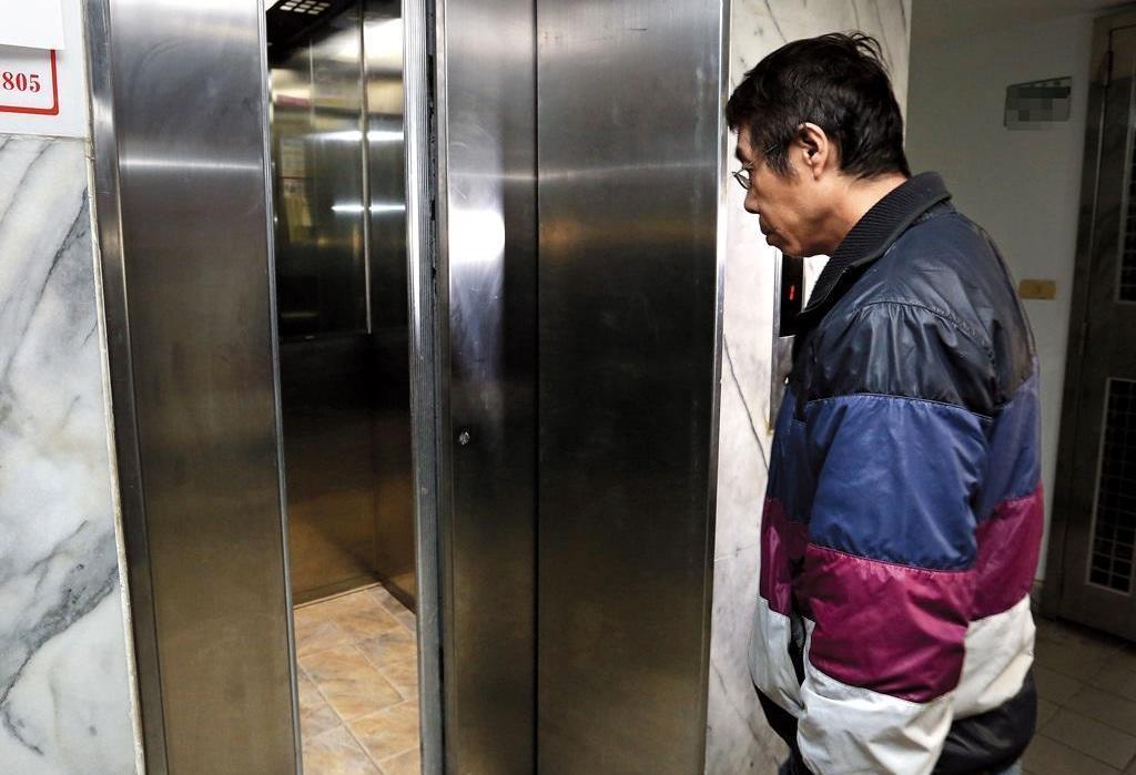 搭乘電梯時可順便留意安檢資訊,因為造假的情事可能就在你身邊!