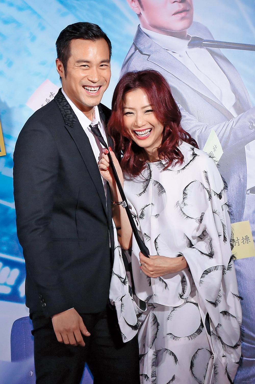 宣傳電影《合約男女》,鄭秀文(右)扯著張孝全領帶像個女王。