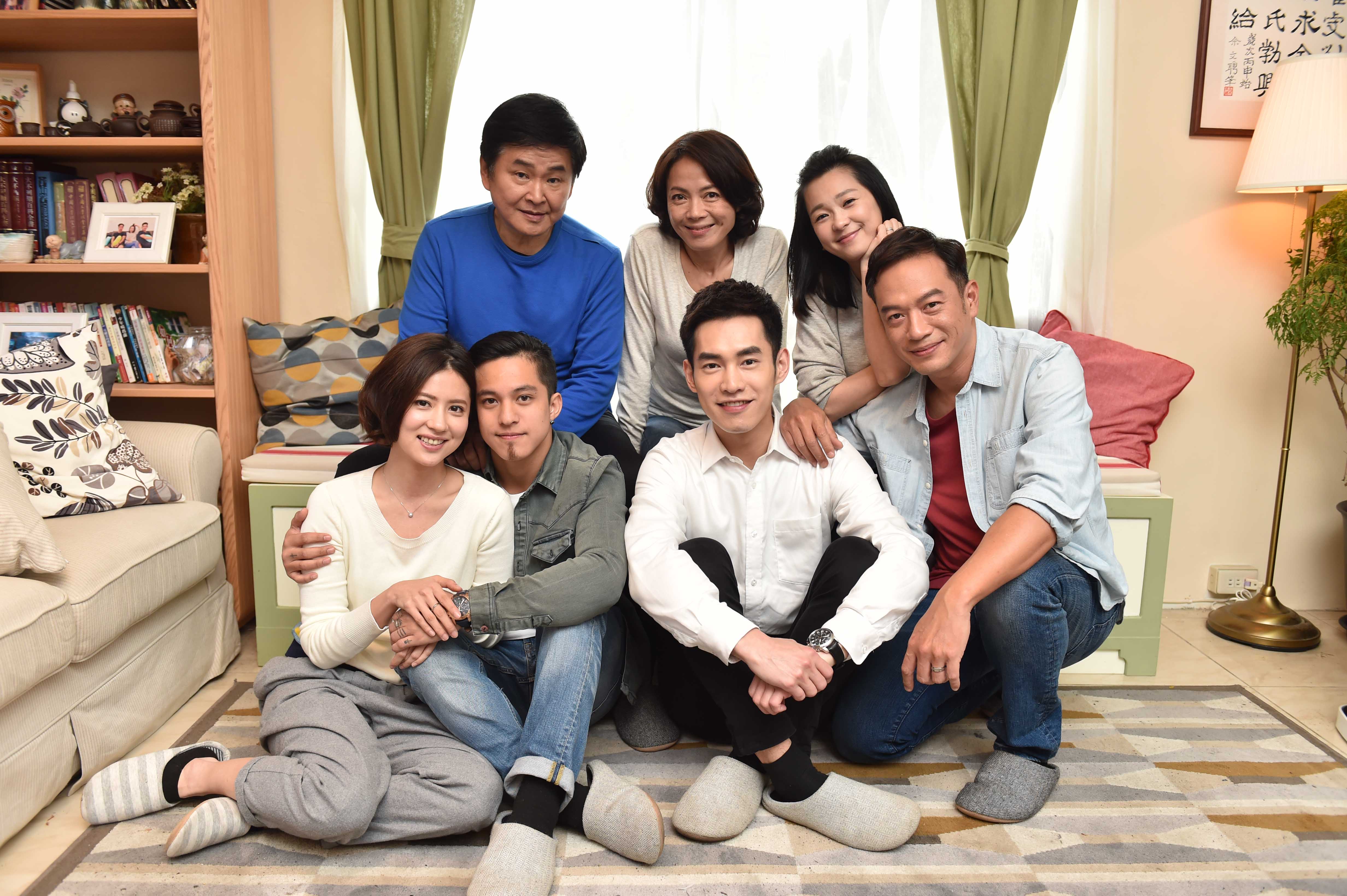 家庭劇《酸甜之味》演員張翰（前至後、右至左）、張書豪、黃遠、林予晞、六月、柯淑勤、賀一航在劇中都施展演技。