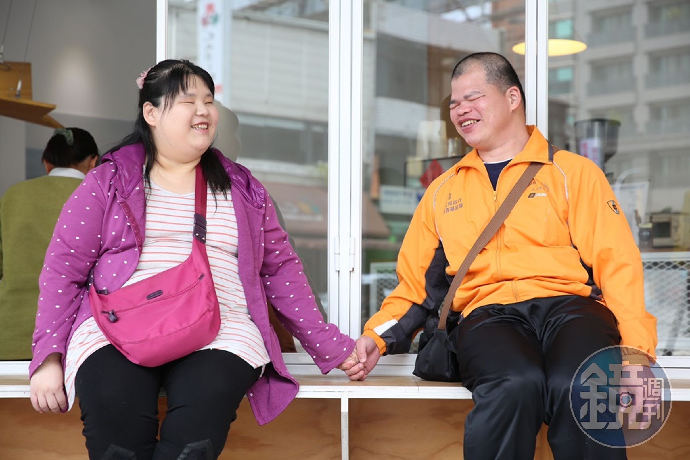 喜歡棒球，讓視障按摩師胡志新取到老婆吳依亭。