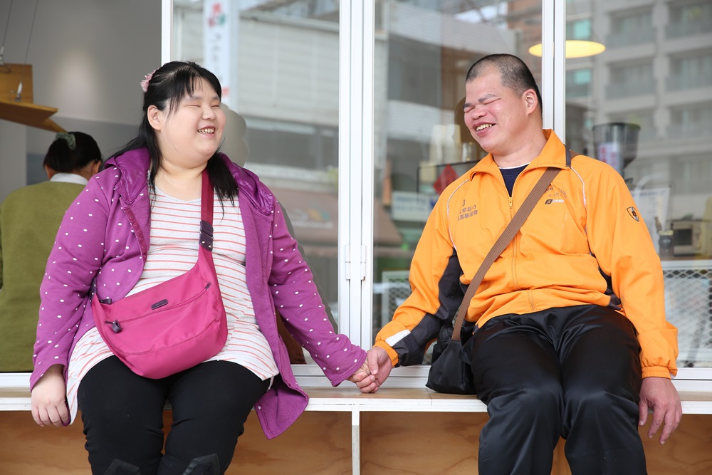 喜歡棒球，讓視障按摩師胡志新取到老婆吳依亭。