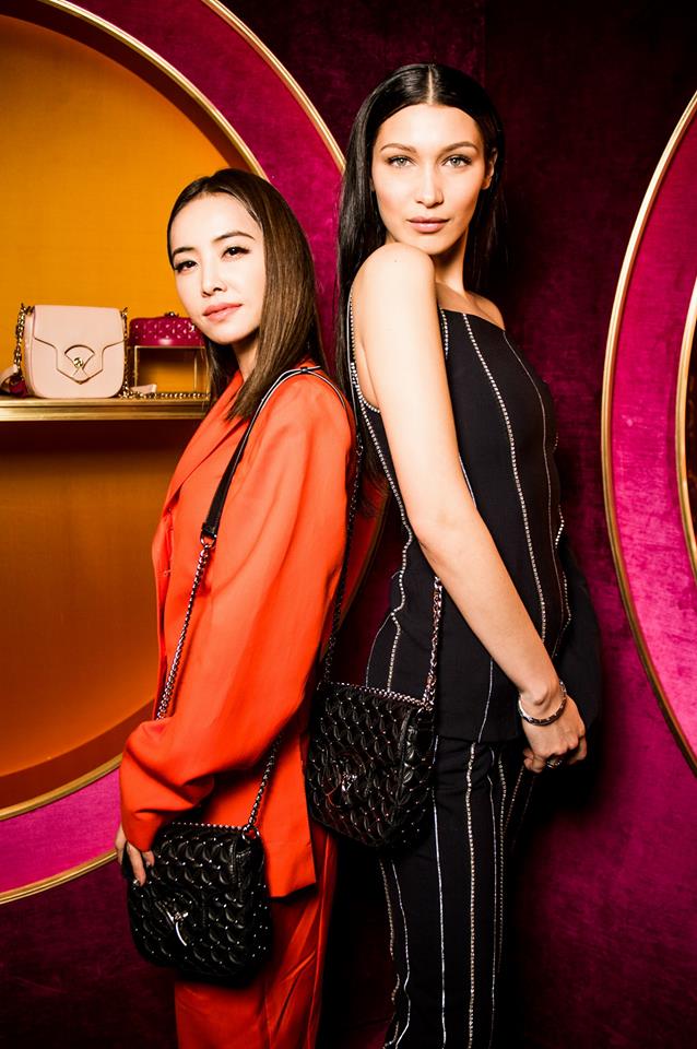 在臉書大秀跟國際超模貝拉(Bella Hadid)的合照，兩人身高相差17公分、背同款包入鏡相親相愛。