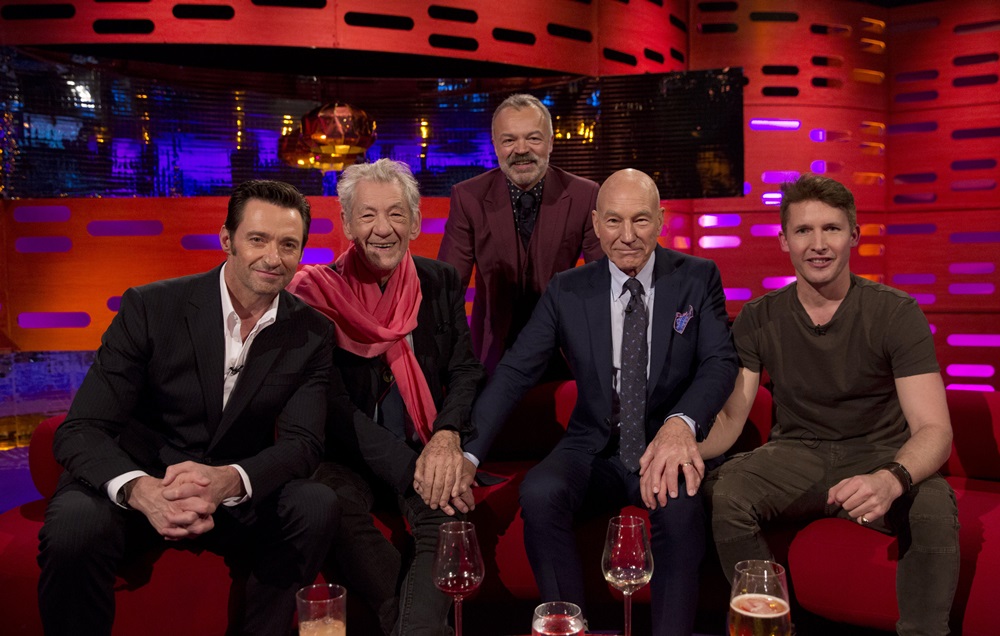 「金鋼狼」休傑克曼(左)、「X教授」派屈克史都華(右二)上英國電視節目《The Graham Norton Show》宣傳新片，「萬磁王」伊恩麥克連(左二)也友情站台。