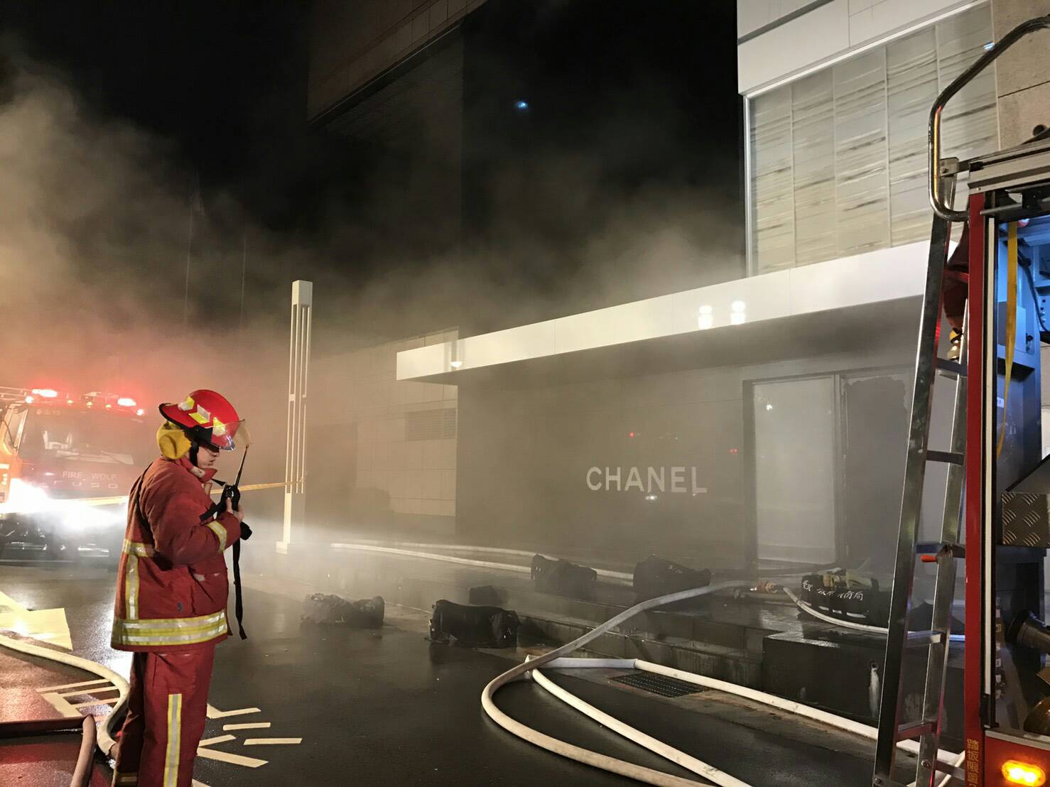 凌晨三點多，台北市晶華酒店傳出火警，煙霧瀰漫整棟飯店。