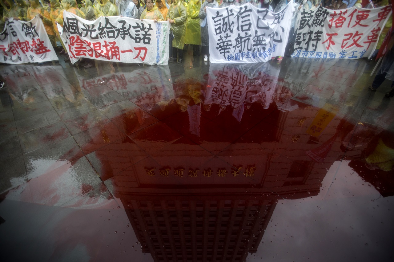 抗議民眾整隊時。地面的紅漆映出交通部大樓。