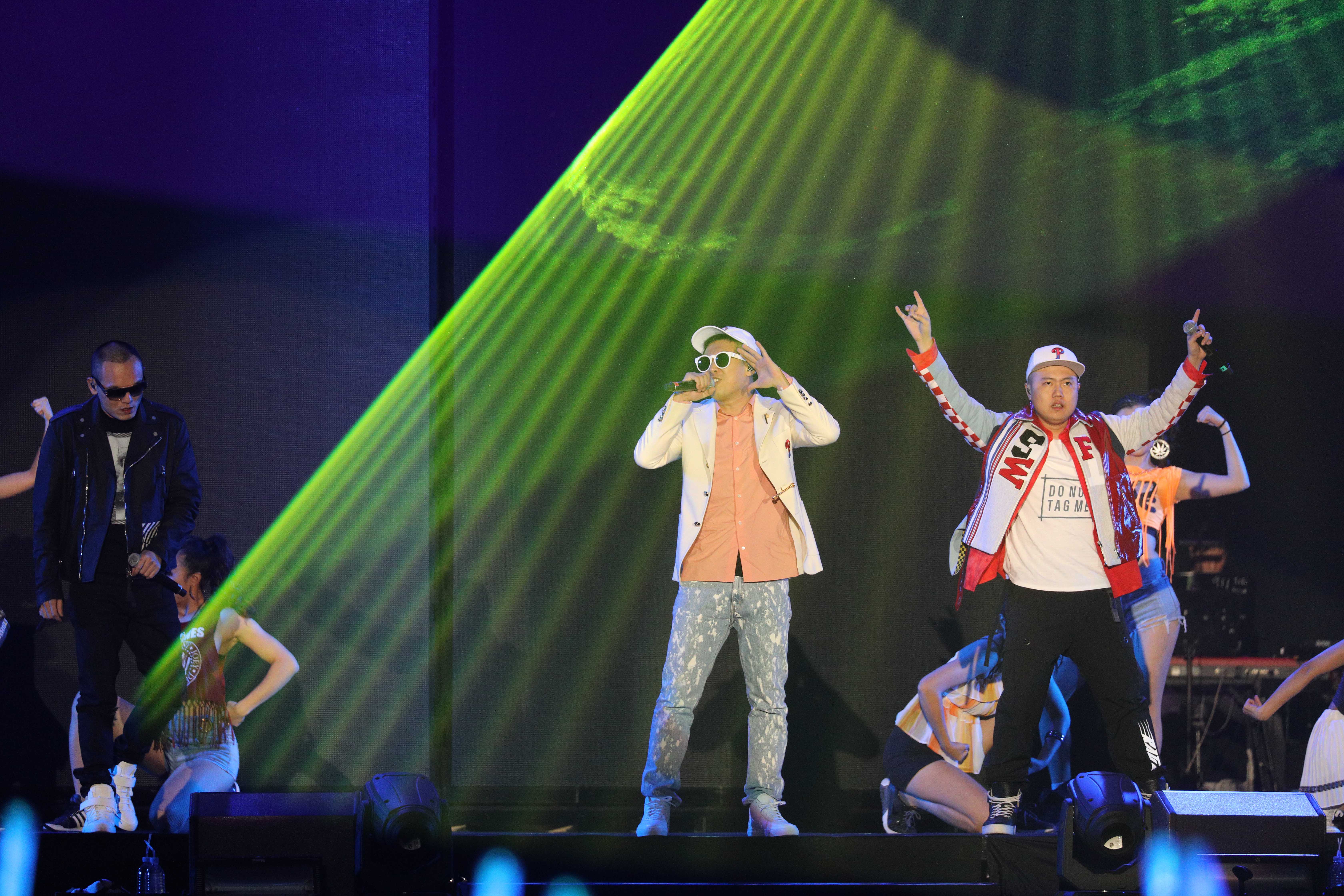 玖壹壹9453演唱會在高雄舉行，吸引萬人朝聖嗨整晚。