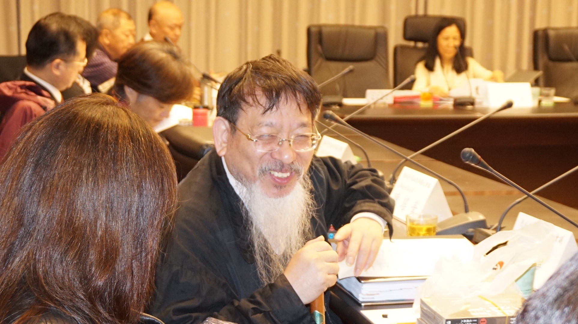 許玉秀前大法官推薦的司改國是委員張靜，發文指「陪審制是台灣司法界除屎的良方」，引司法院等單位抗議。