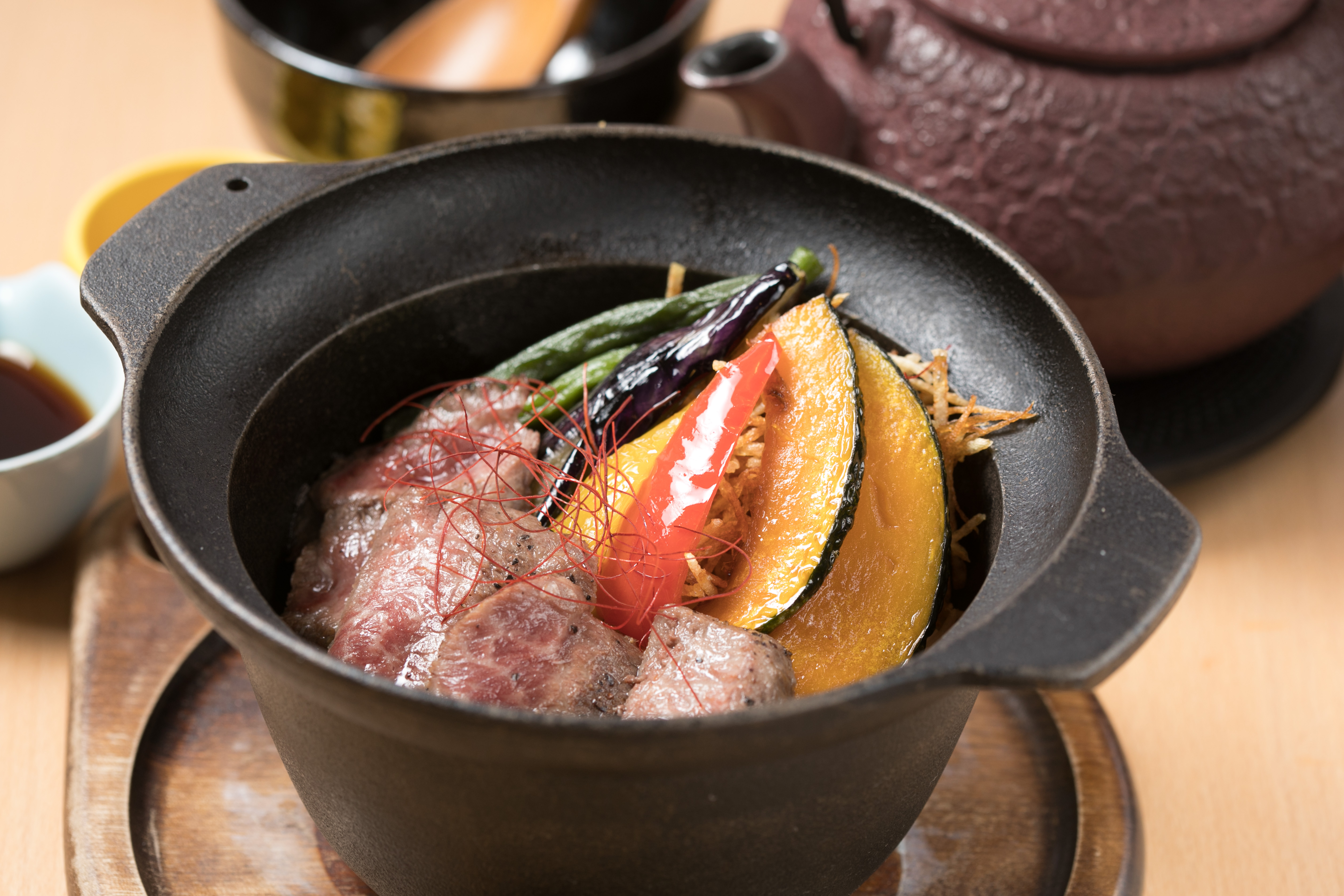 這碗厲害的前澤牛「牛排蓋飯」，現身地點是岩手的高速公路休息站。