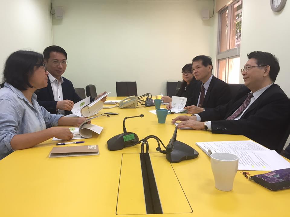為研擬「國民網路連署立法倡議」機制,立法院祕書長林志嘉(右1)曾親自拜會朝野各黨團,照片為林志嘉拜會時代力量黨團總召徐永明(左2)、時代力量祕書長陳惠敏(左1)。(翻攝自徐永明臉書)