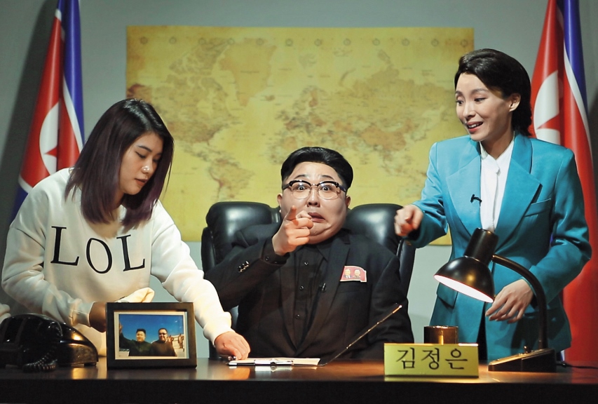 《全球大悶鍋》今年上線，不論模仿韓國最高領導人金正恩（中），或穿LOL潮T的女殺手（左）都微妙微肖。前主播張宇（右）也軋一角扮演翻譯官。