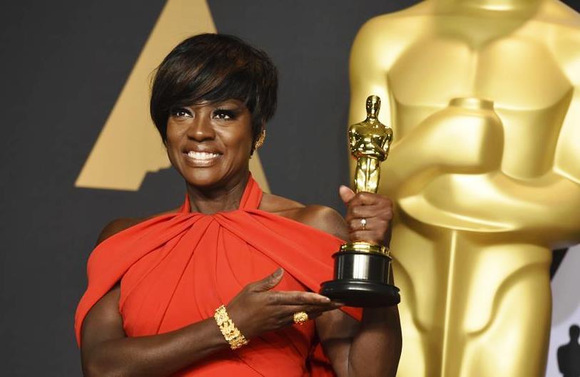 薇歐拉戴維絲以《藩籬》一舉打敗勁敵妮可基嫚脫穎而出。