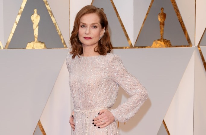 伊沙貝雨蓓的Armani Prive禮服看似做工精緻，但可惜的是顏色被背景「吃掉」了，讓她顯得非常嬌小！