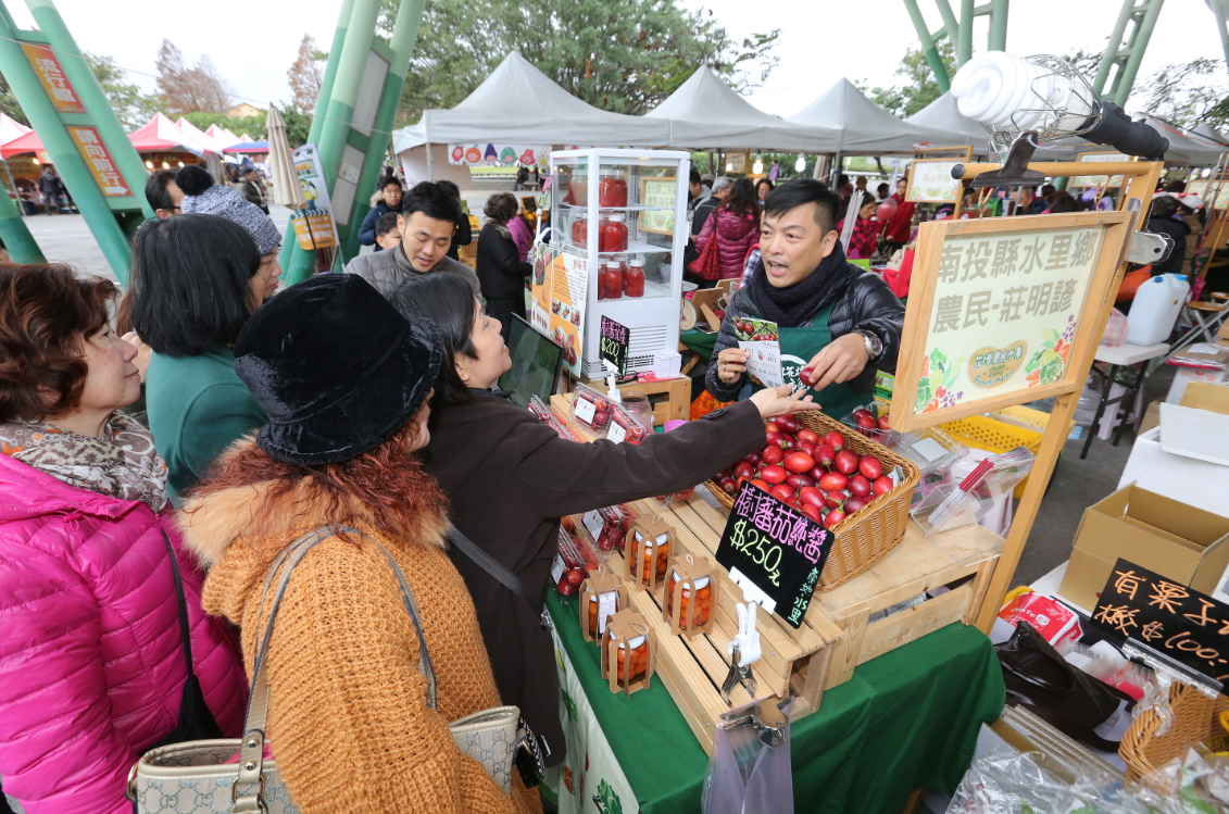 「春霖山園」老闆莊明諺為推廣樹番茄，勤跑展售會推廣。