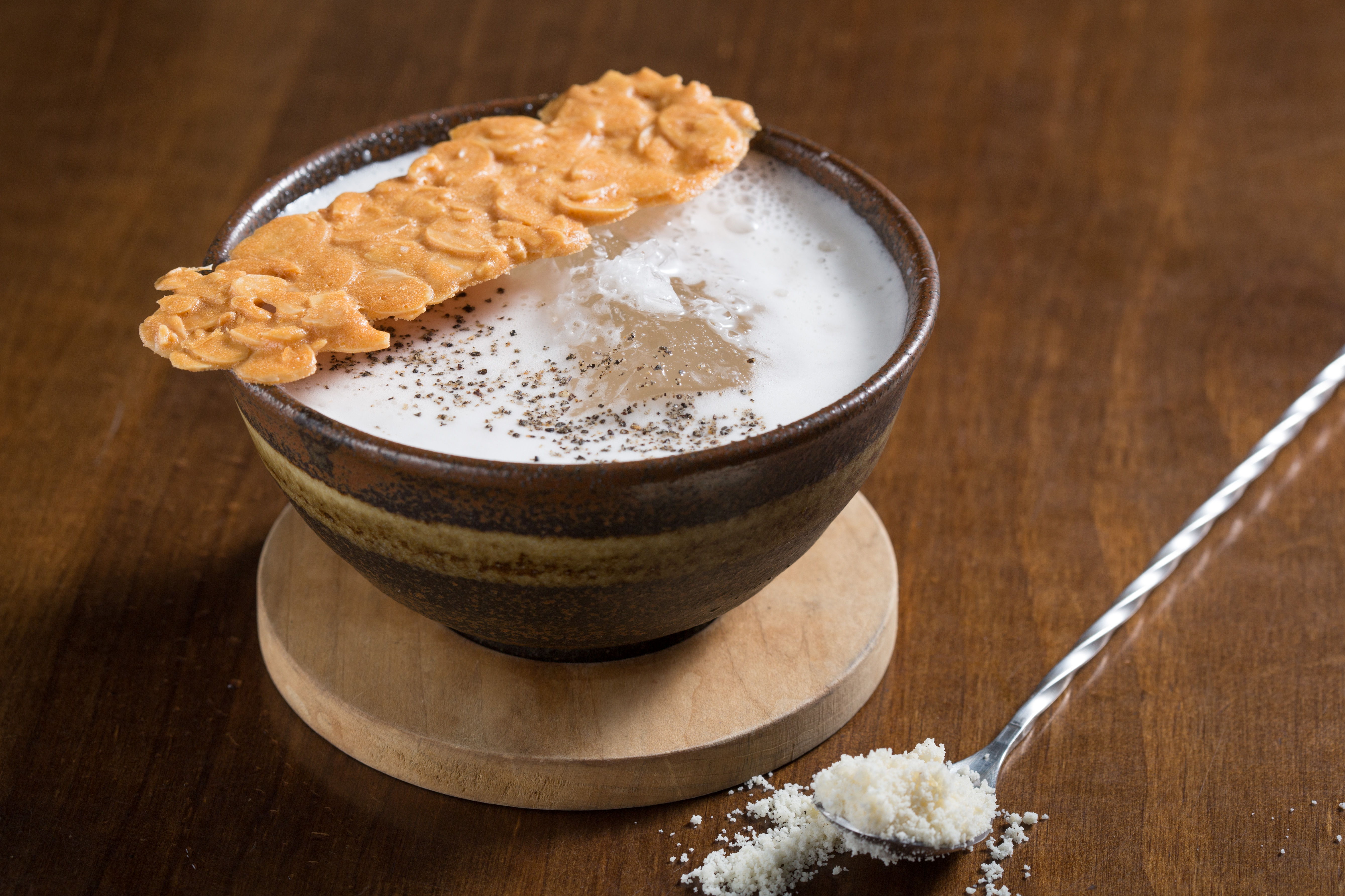 「法國干邑杏仁茶」使用南杏粉、米飯熬煮的杏仁漿混合西方干邑，酒體中的沙沙口感是最令人驚喜。（320元／杯）