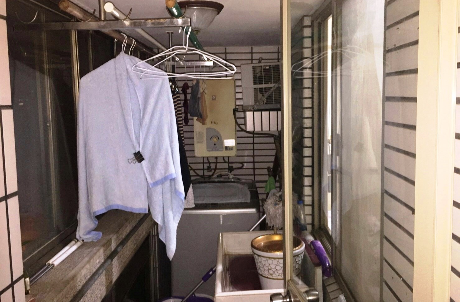 發生一氧化碳中毒的巫家，裝設瓦斯熱水器的陽台，裝設窗戶，又有衣服擋住通風，若意外發生時窗戶緊閉，可能使外洩的一氧化碳往屋內灌。