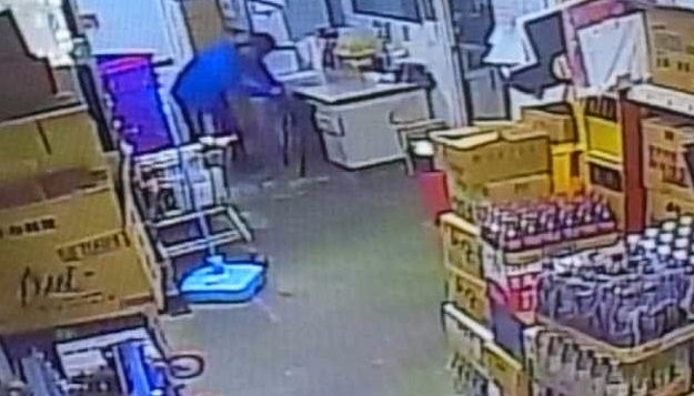 郭男侵入超商員工休息室行竊被監視器全都錄。