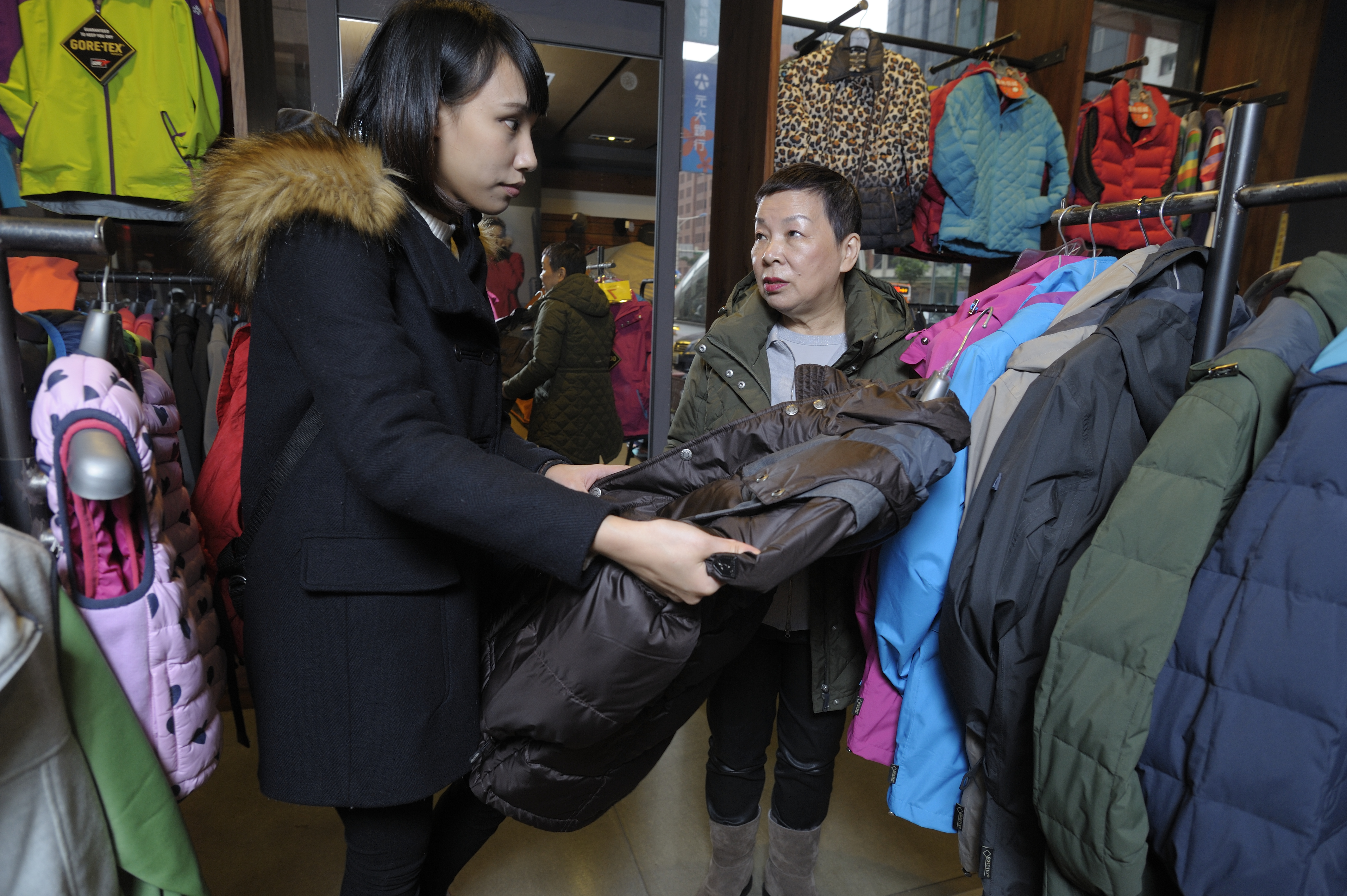 山頂鳥創辦人李雲霓（右）出社會的第一份工作是新娘化妝師，一個月可賺公務員的10倍薪水，但為了給女兒單純的生長環境，她棄高薪改在自己賣羽絨衣，意外闖出一片天。