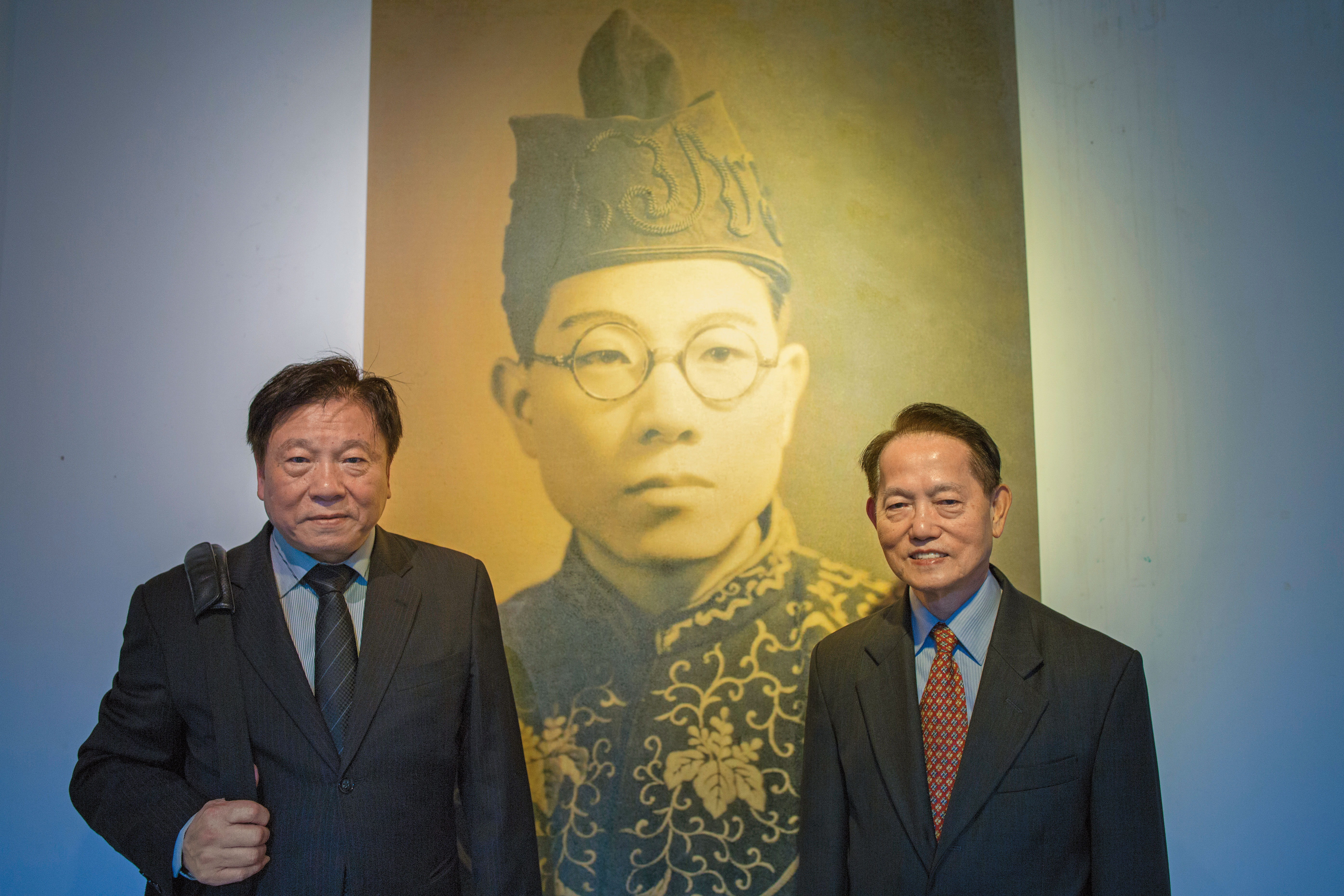 長子王克雄（右）、次子王克紹（左）在228事件發生時都只是嬰孩，父親王育霖（中）是檢察官，反對陳儀目無法紀的腐敗統治，招來殺身之禍。