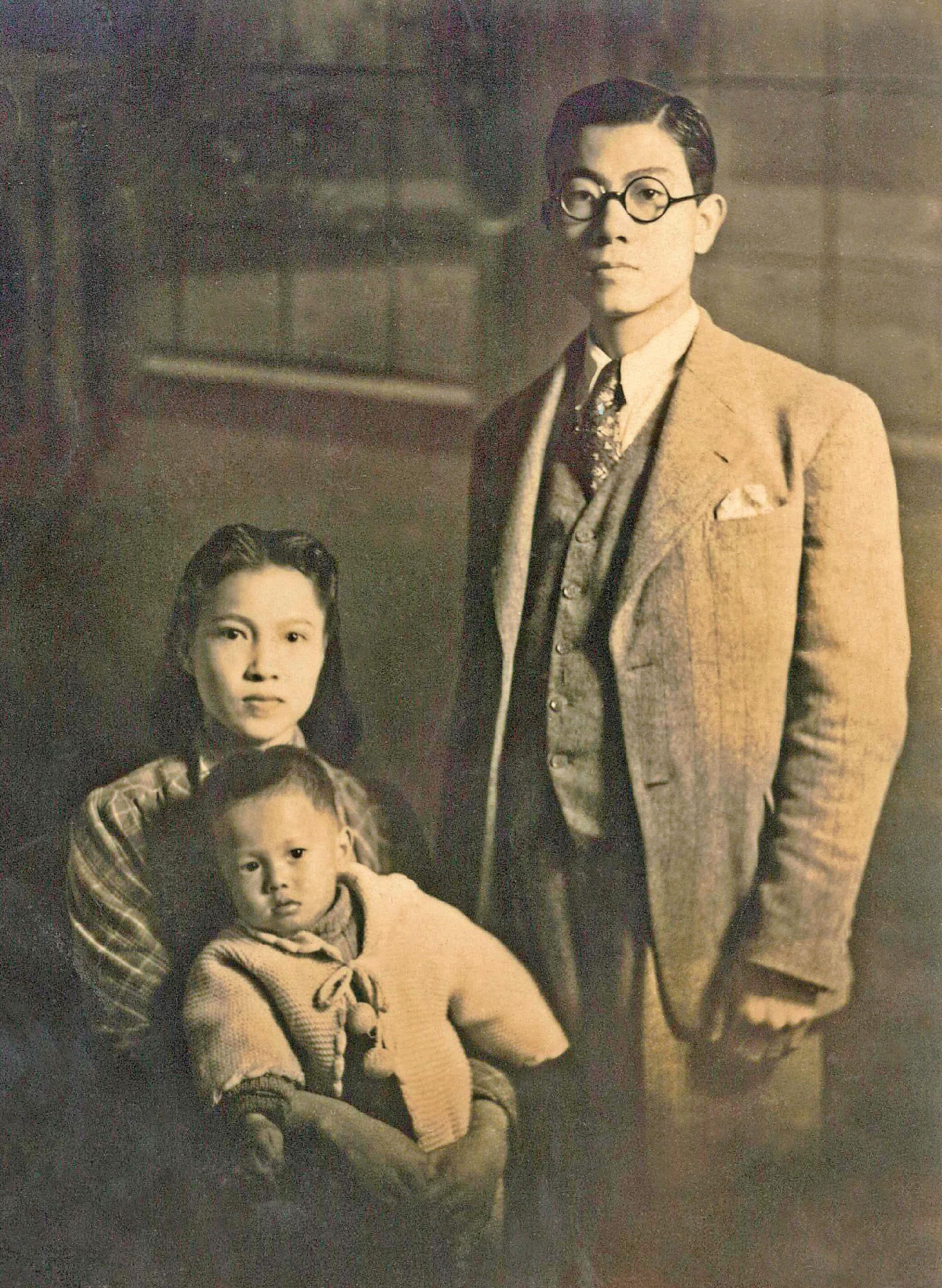 王育霖（右）是第1位成為日本檢察官的台灣人，這張照片攝於1945年，他與太太陳仙槎（左）剛生下長子王克雄。