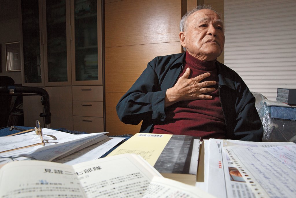 陳明忠在228事件爆發後,加入了謝雪紅領導的二七部隊,與國軍激烈交戰。講起過去,他拿出許多檔案資料。