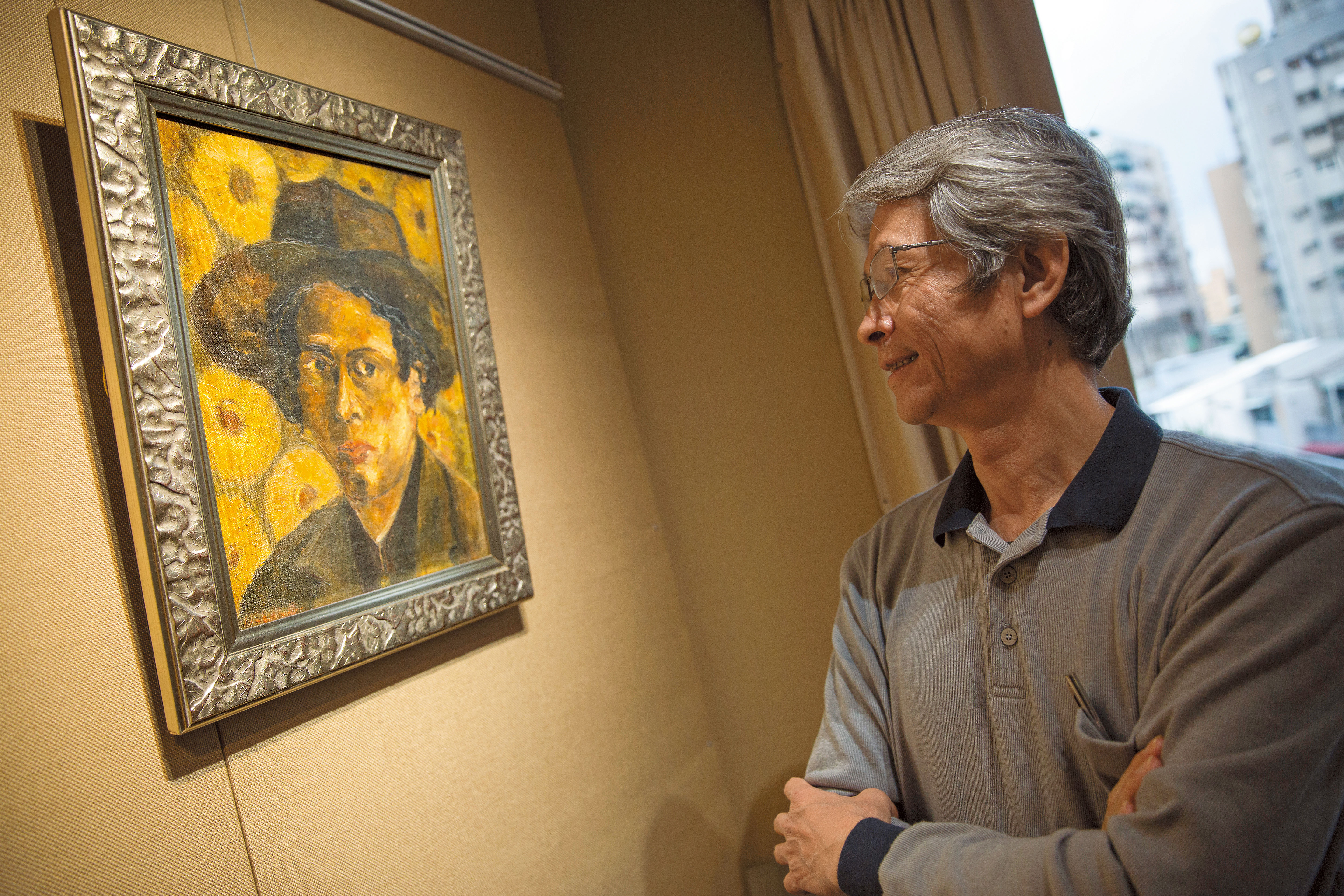 陳立栢兒時懼怕祖父陳澄波的自畫像,如今他把畫像印在名片上,昔日的恐懼已轉換成前進的動力。